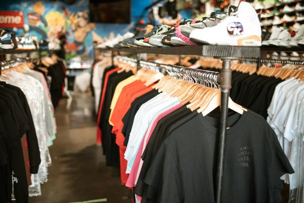 Découvrez les Secrets Irrésistibles pour Des Cheveux Lisses et Parfaits Sans Frisottis!